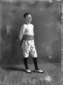 835505 Portret van Piet van Dorssen (1914-2006) in clubtenue van de Gymnastiekvereniging Fraternitas.